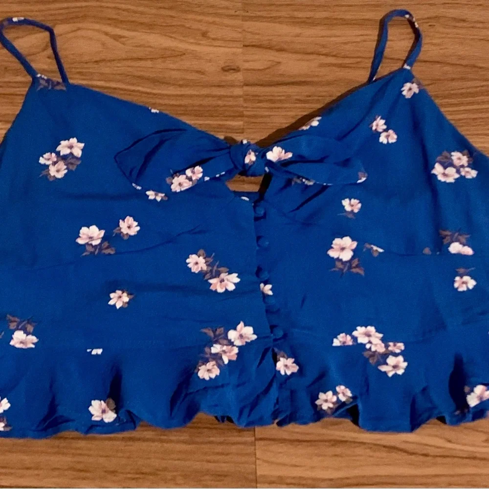 American Eagle Blue floral blouse - Picture 3 of 9